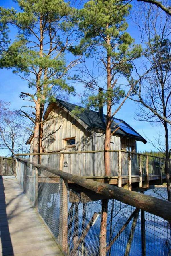 Tretopphytter Pa Grensen - Beverhytta Med Robat Og Gjeddefiske Halden Exterior photo