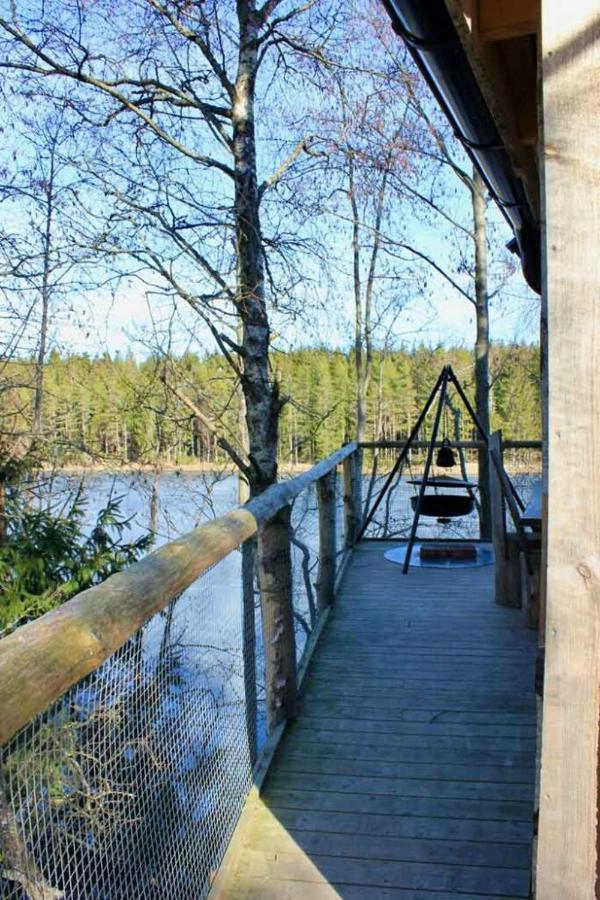 Tretopphytter Pa Grensen - Beverhytta Med Robat Og Gjeddefiske Halden Exterior photo