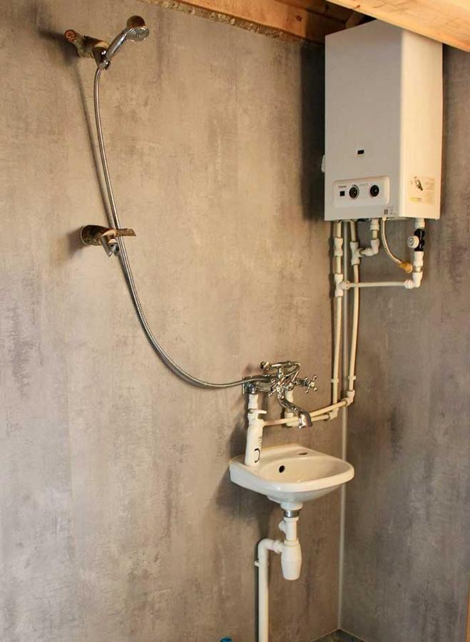 Tretopphytter Pa Grensen - Beverhytta Med Robat Og Gjeddefiske Halden Exterior photo